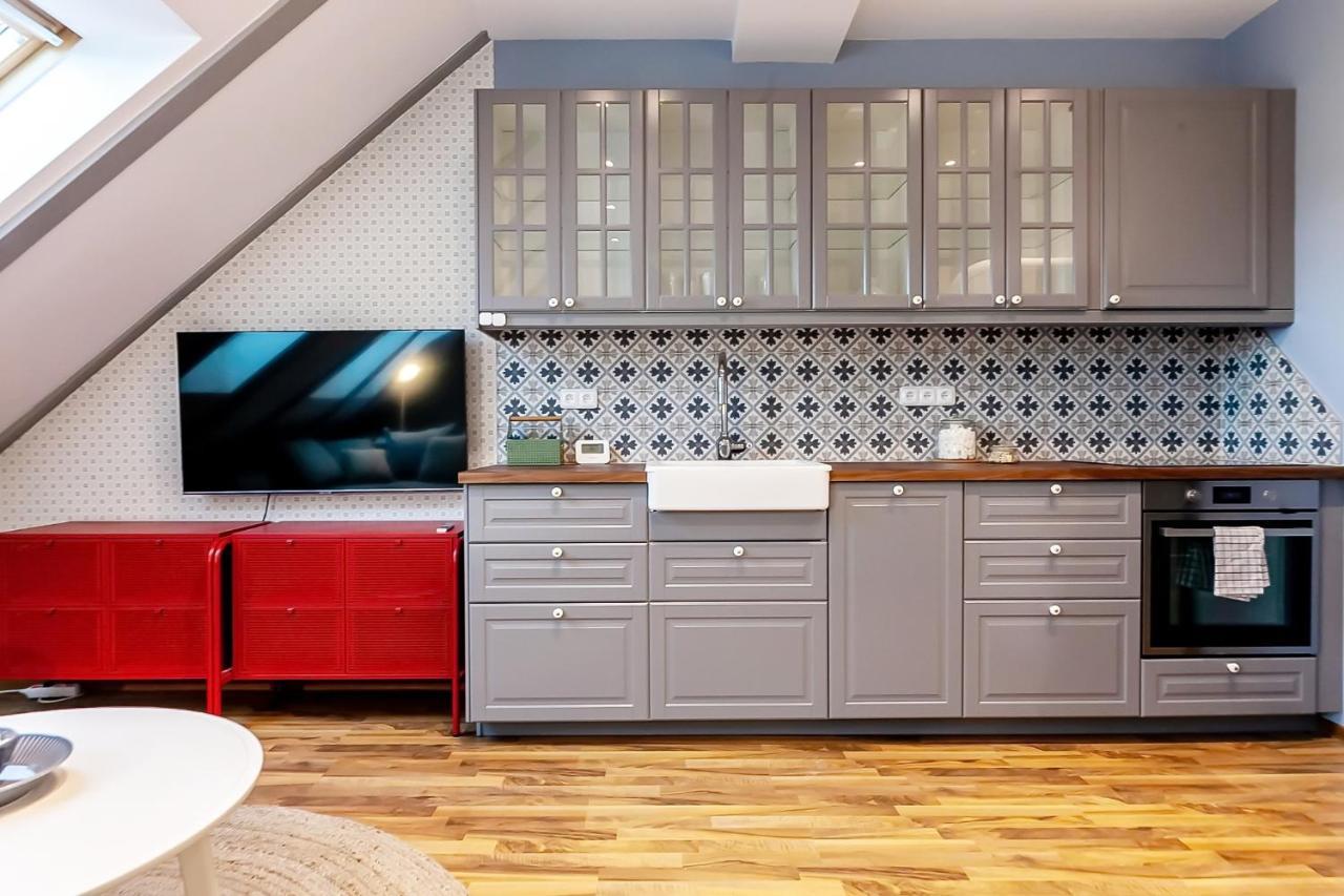 Attic Apartment On Waterfront / View / Netflix Prague Exterior photo