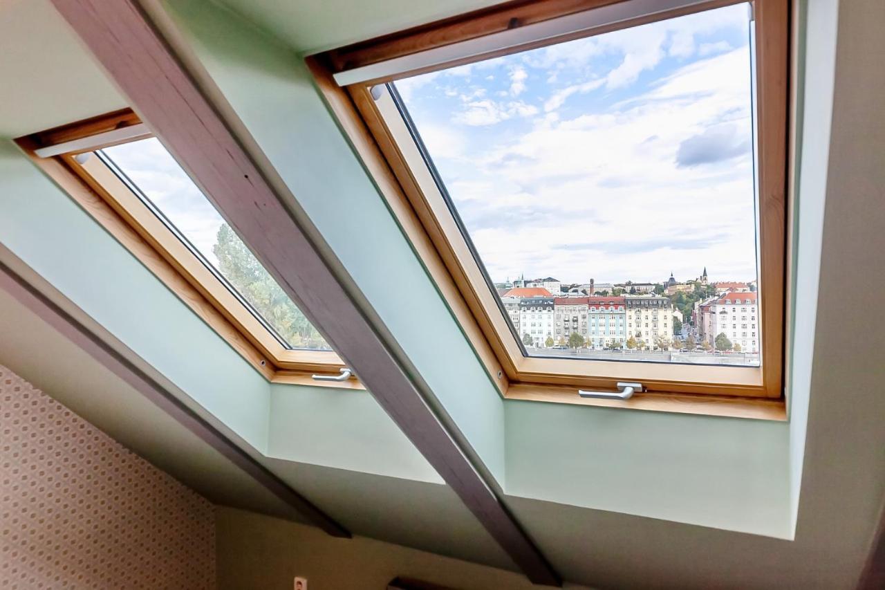 Attic Apartment On Waterfront / View / Netflix Prague Exterior photo