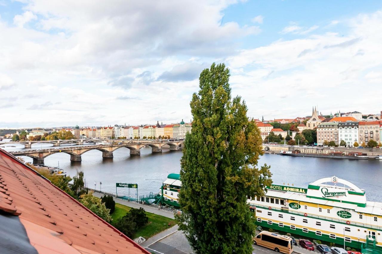 Attic Apartment On Waterfront / View / Netflix Prague Exterior photo